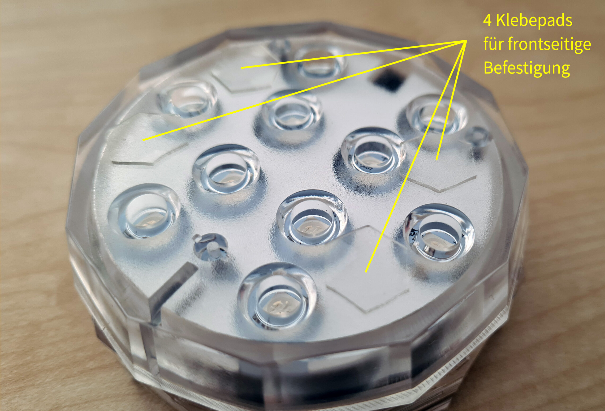 4 x doppelseitige tesa®-Klebepads zur frontseitigen Befestigung